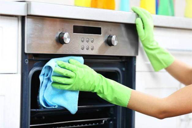 cleaning an oven